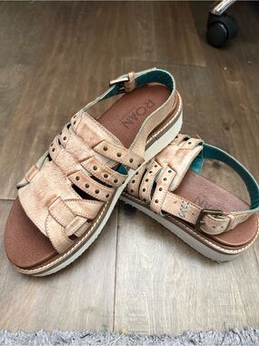 ROAN by Bed Stu
Crest Pecan Epica Leather Sandals
